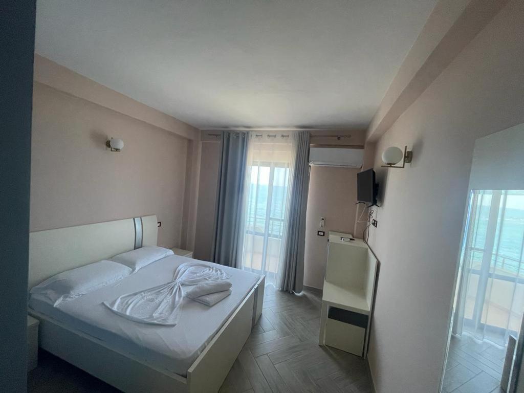 Hotel Ferrara ดูร์เรส ภายนอก รูปภาพ