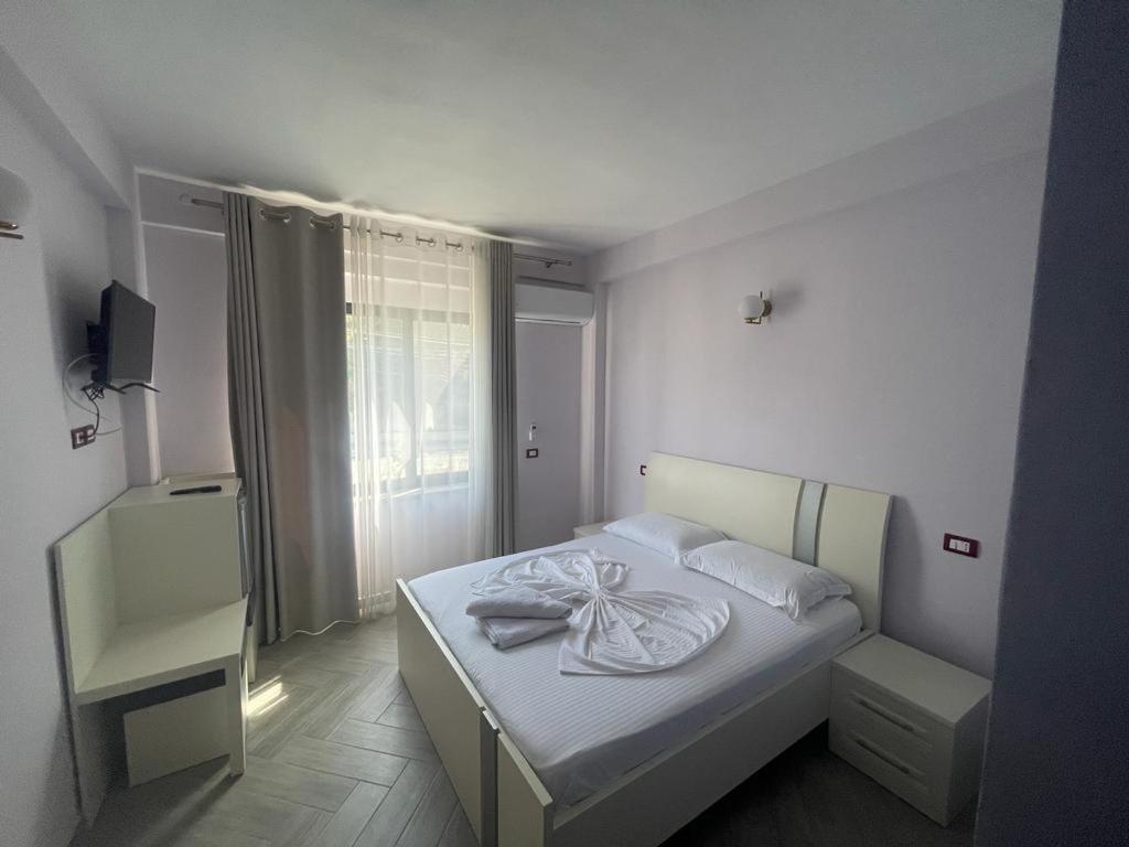 Hotel Ferrara ดูร์เรส ภายนอก รูปภาพ