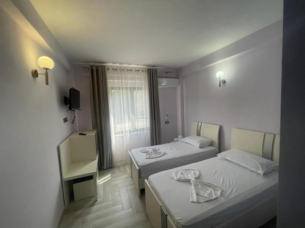 Hotel Ferrara ดูร์เรส ภายนอก รูปภาพ